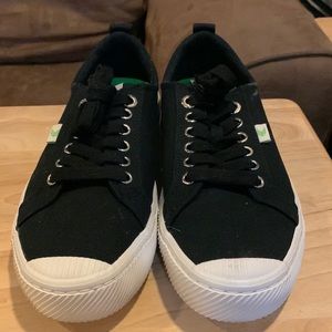Cariuma Oca Low Black Canvas Sneaker